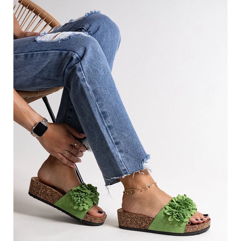 Gröna flipflops med blommor på Apolonia-plattformen 1