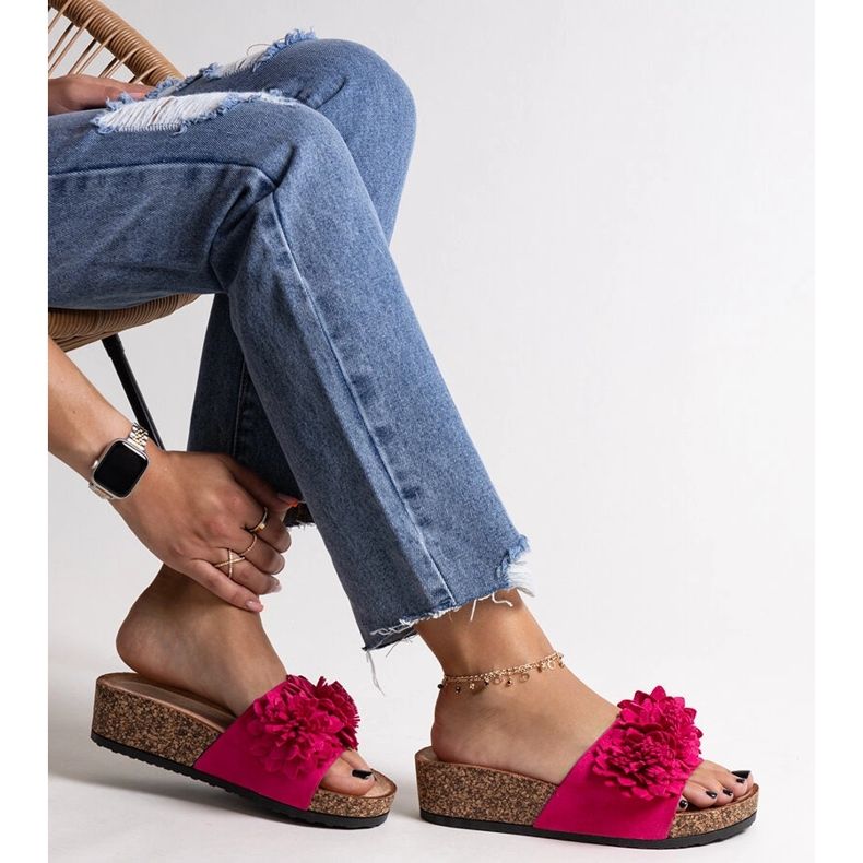 Rosa flipflops med blommor på Apolonia-plattformen 1
