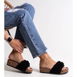 Svarta flipflops med blommor på Apolonia-plattformen 1