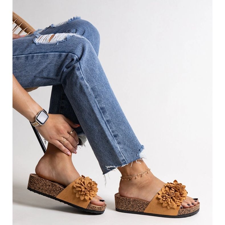 Karamellflipflops med blommor på Apolonia-plattformen brun 1