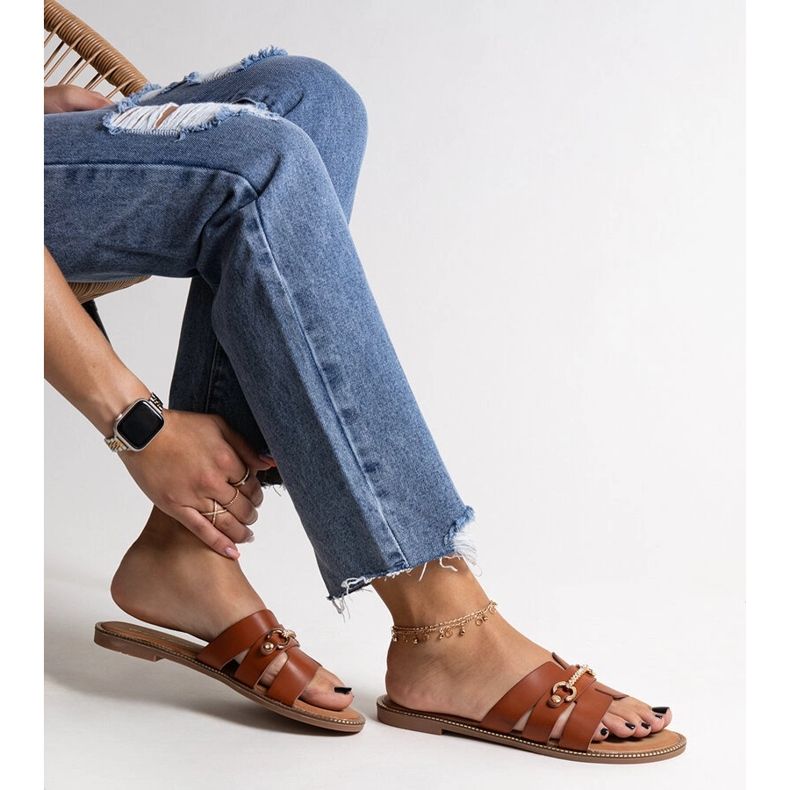 Bruna flipflops med guldtillbehör från Drahomíra 1
