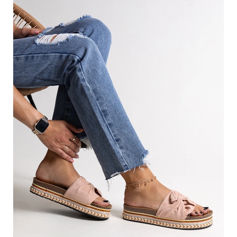 Massiva rosa tofflor med en dekorativ Nibaliesula 1