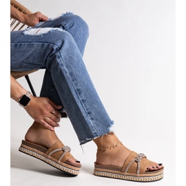 Bruna flipflops dekorerade med kamilianska zirkoner beige 1