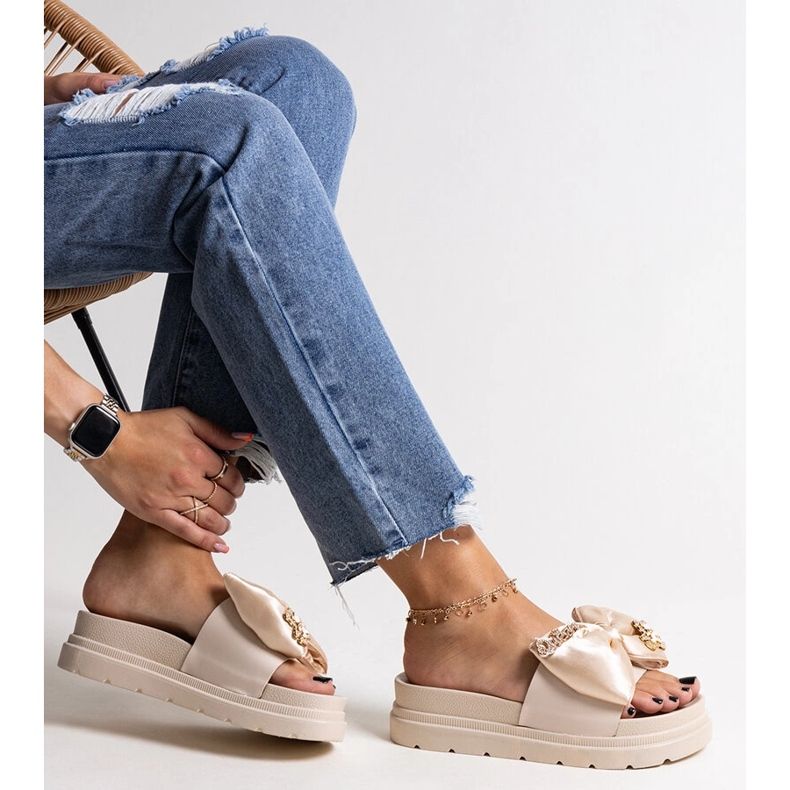 Beige massiva flip-flops med rosett, izsa 1