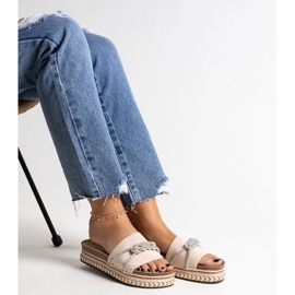 Beige flip-flops dekorerade med kamillian zirkoner 2