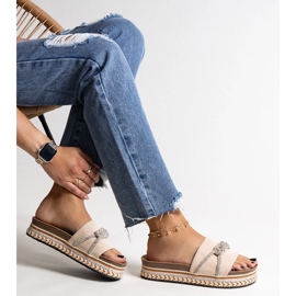 Beige flip-flops dekorerade med kamillian zirkoner 1