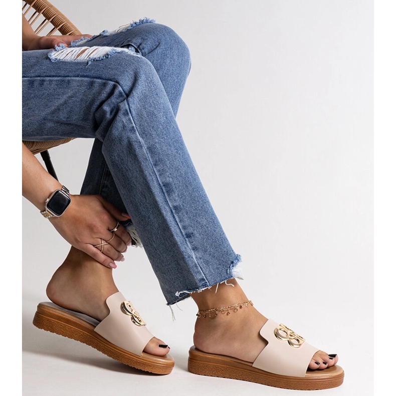 Beige flip-flops med ett dekorativt Jinan-spänne 1