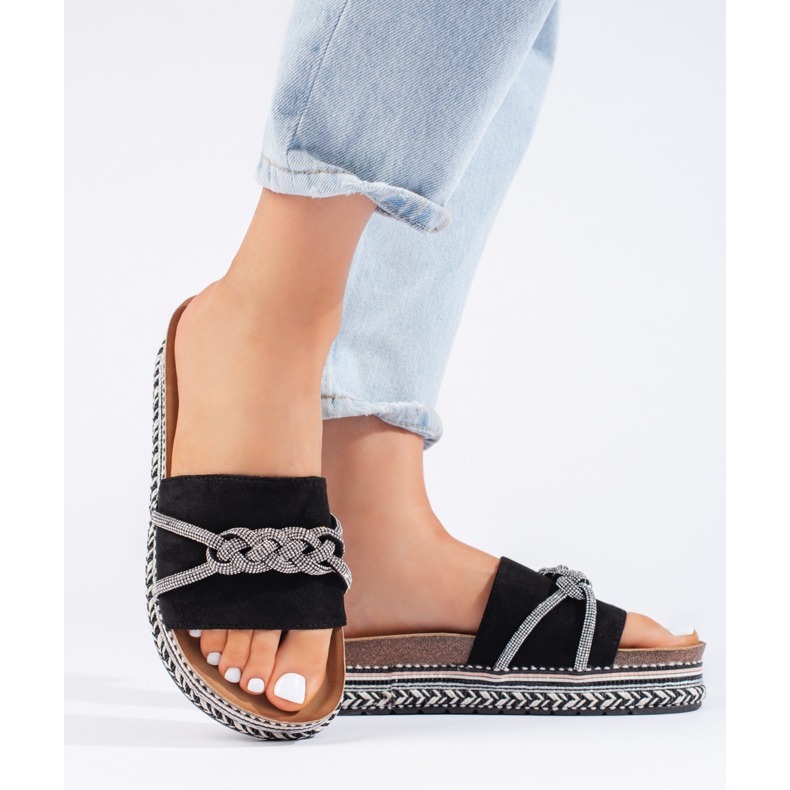 Svarta tofflor på plattformen 2