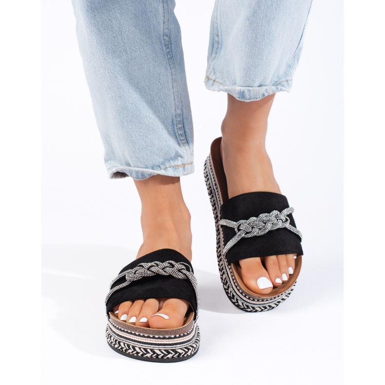 Svarta tofflor på plattformen 1