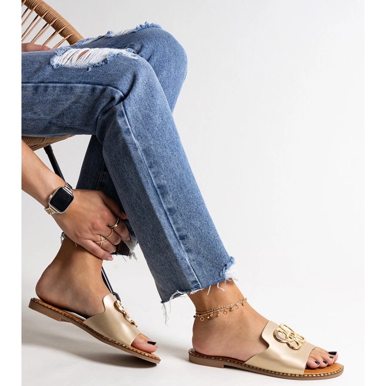 Guldflipflops med dekorativt Safi-spänne gyllene 1