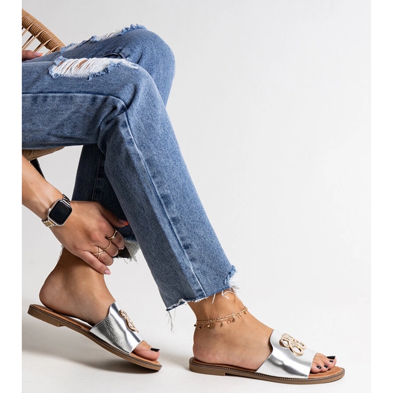 Silver flip-flops med dekorativt Bera-spänne 1