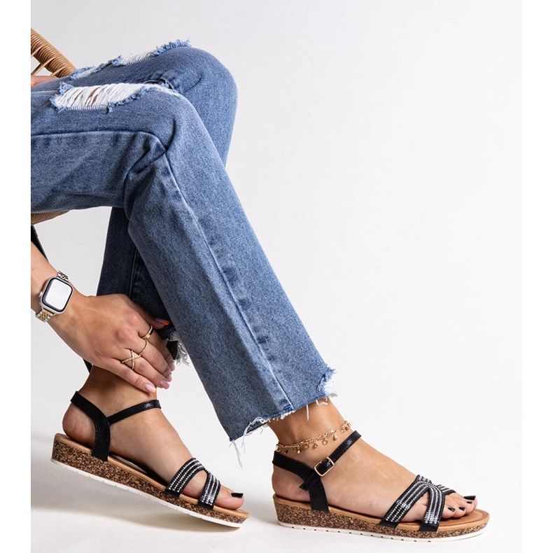 Saila svarta sandaler med låg kil 1