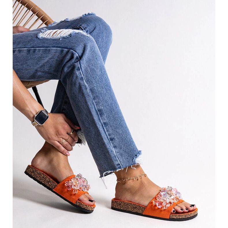 Orange flipflops dekorerade med Negistina stenar 1