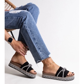 Svarta flipflops dekorerade med Kamiliana zirkoner 1