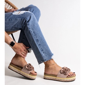 Beiga flip-flops dekorerade med Mehret-blommor beige 1