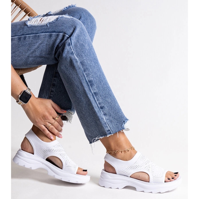 Vita tygsandaler på Fnan-plattformen 1