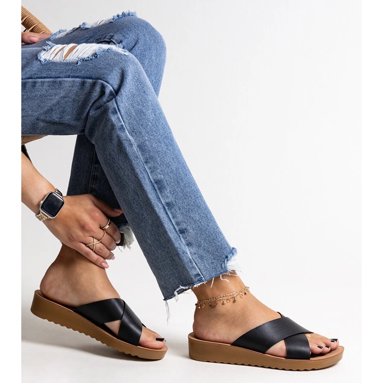 Svarta kilmulor gjorda av Burtuka ekoläder 1