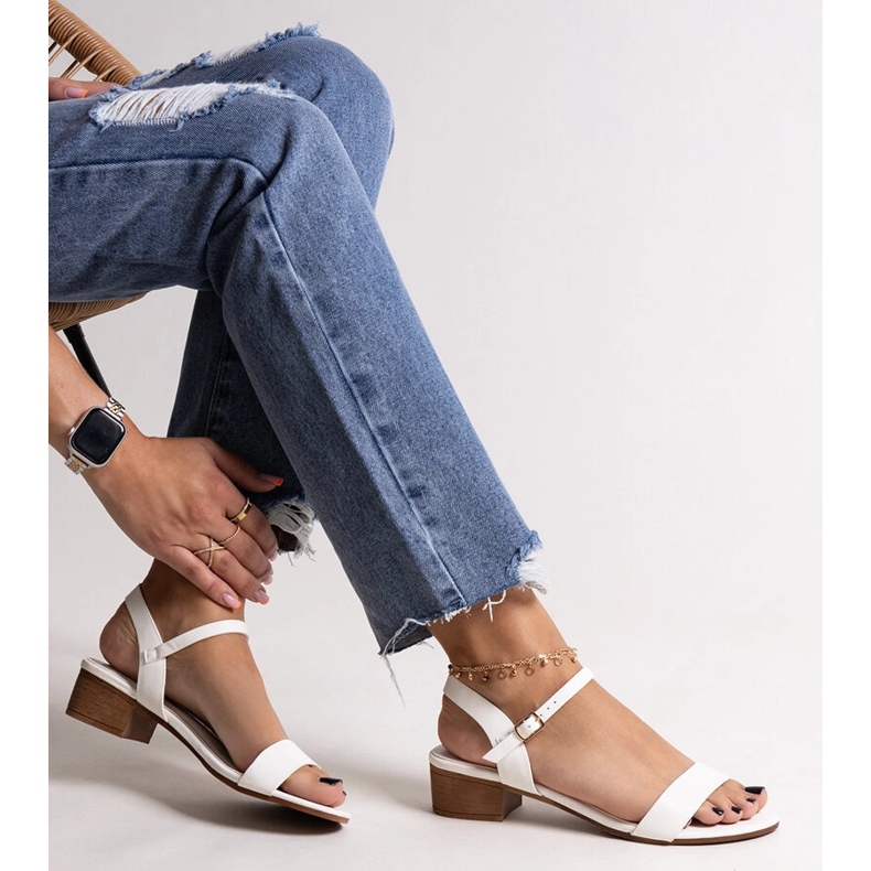 Vita lågklackade sandaler Basina 1
