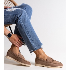 Mörkbruna mockasiner med metallhänge från Fiorano beige 1