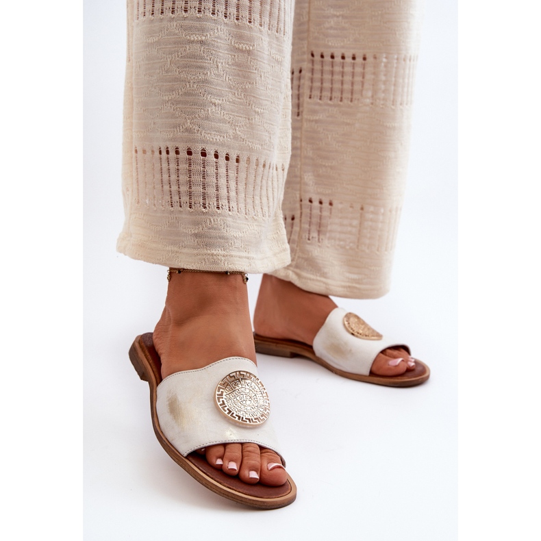 Zazoo 2938 flip-flops i läder på en platt klack med gulddekoration, borstade gyllene 2