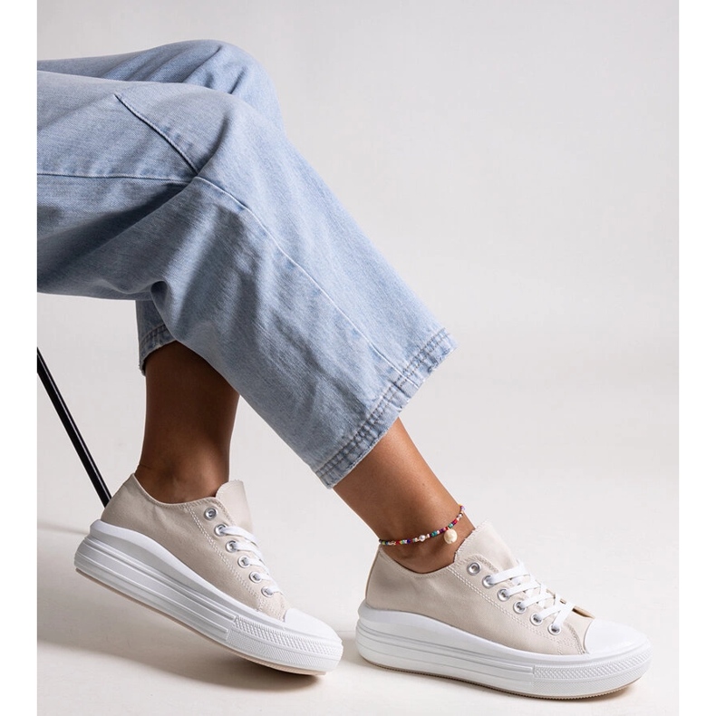 Beige sneakers på en tjock Zlata-plattform 1
