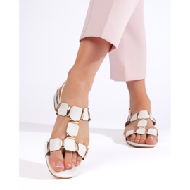 Snygga vita platta sandaler 1