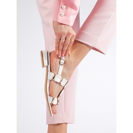 Snygga vita platta sandaler 2