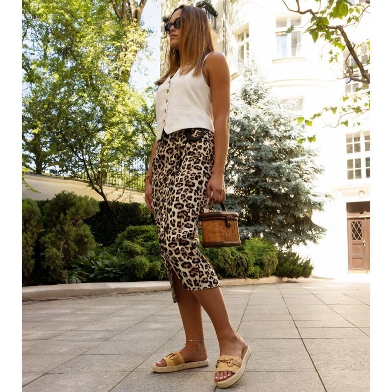 Gula flipflops med guldspänne från Feorie 2