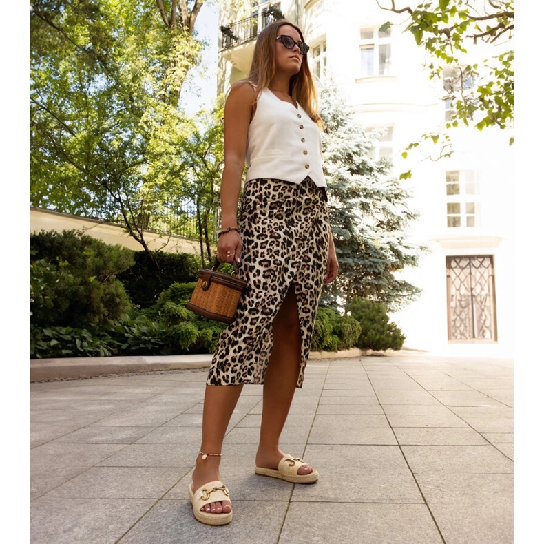 Beige flipflops med guldspänne från Feorie 2