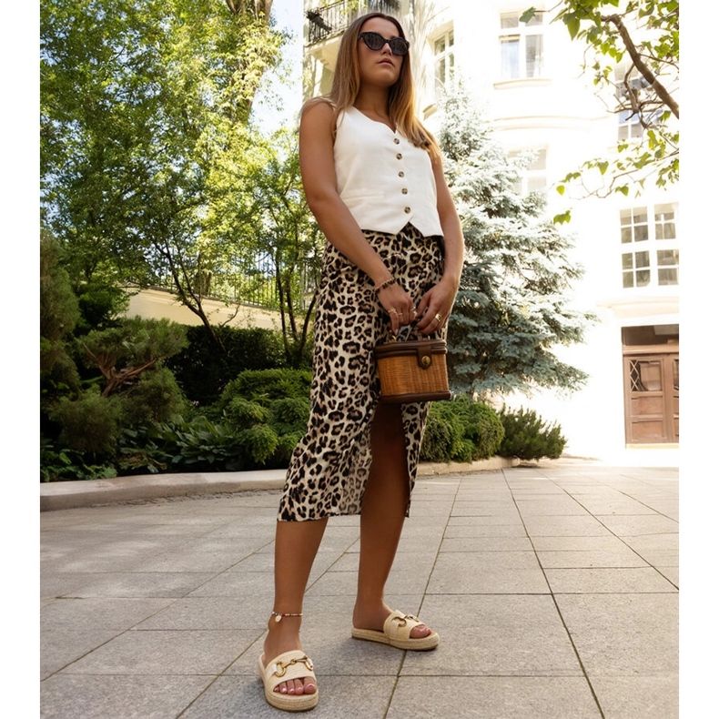 Beige flipflops med guldspänne från Feorie 1