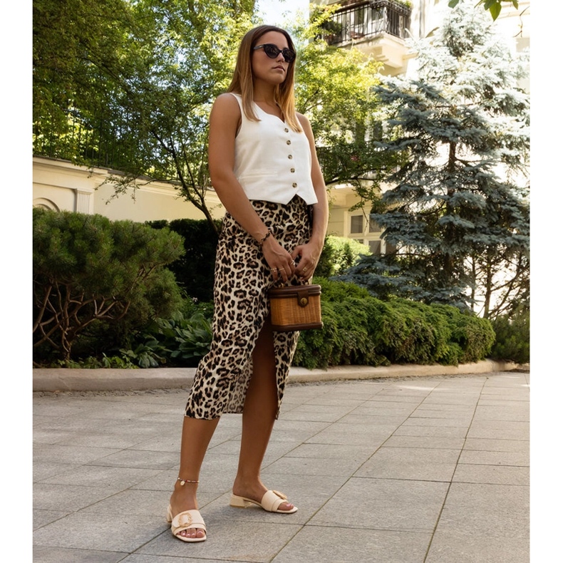 Ljusbeiga lågklackade tofflor från Cantara beige 1