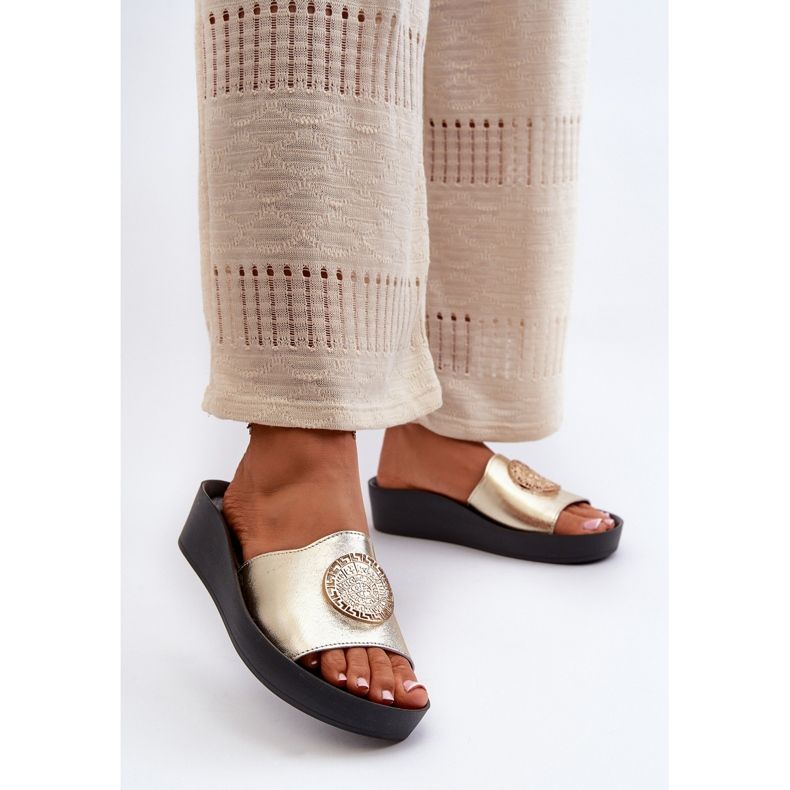 Zazoo 2920 läderkilflip-flops för kvinnor med gulddetalj guld gyllene 2