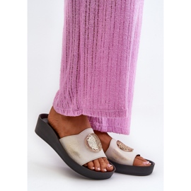 Zazoo 2920 flip-flops i läder för kvinnor med gulddetalj, borstat guld vit 2