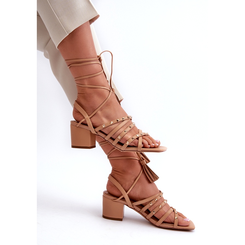 Sandaler med låghelade dekorerade med kamelstänger beige 4