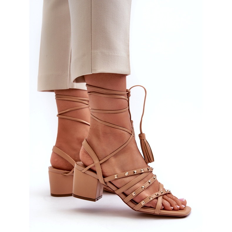 Sandaler med låghelade dekorerade med kamelstänger beige 3