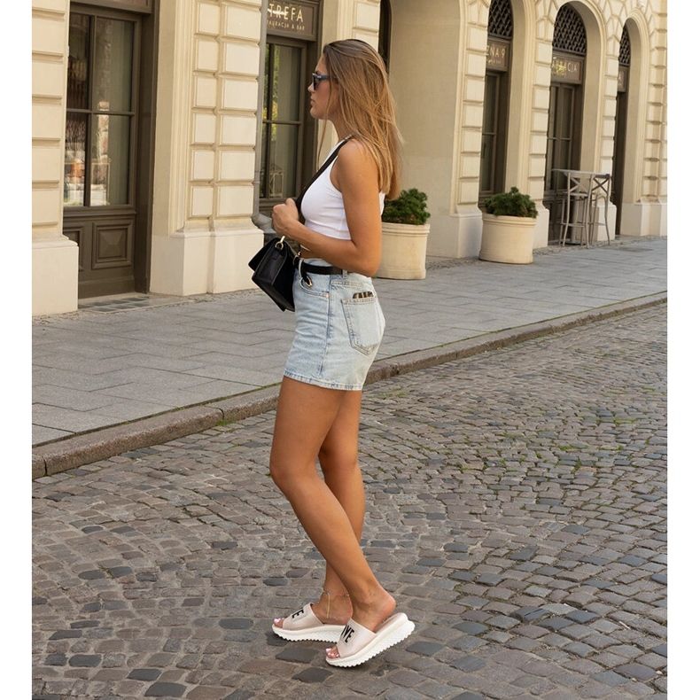 Rosa mulor med en dekorativ Maurla-kil 1