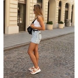 Beige sandaler med en dekorativ Thura-kil 1