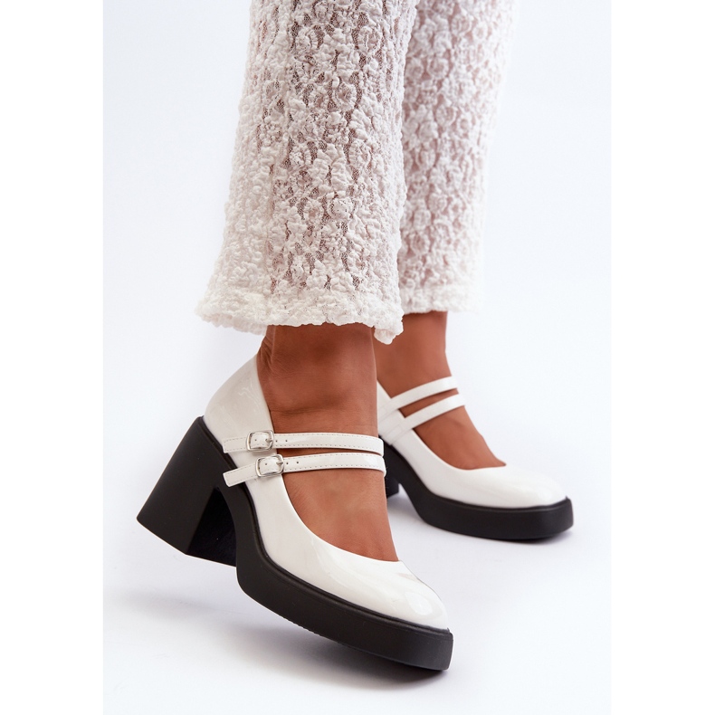 Vita patentpumpar med tjocka klackar från Halmina 2