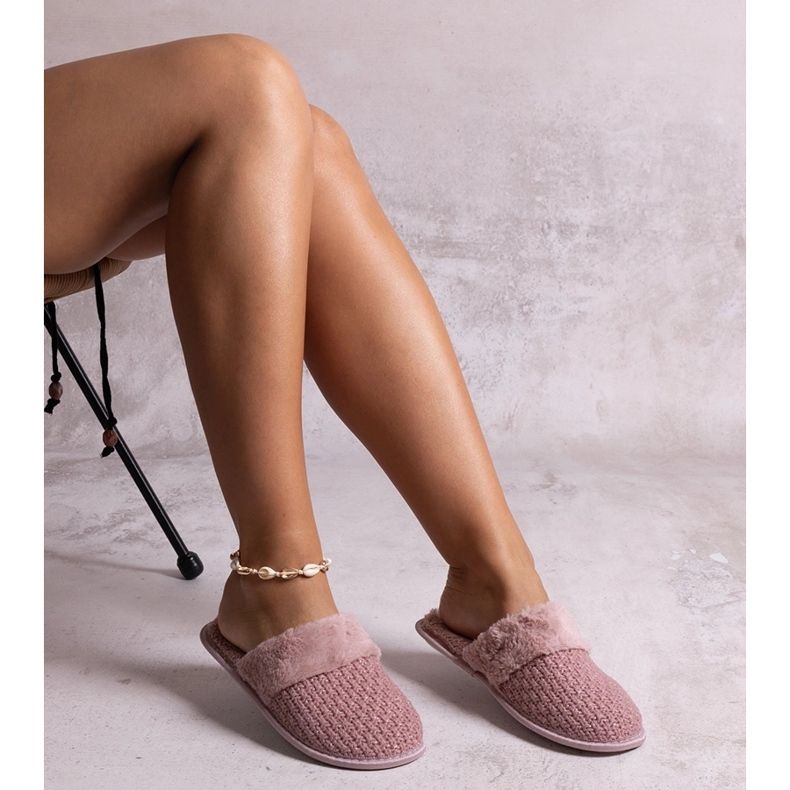 Rosa tofflor dekorerade med Sira-tråd 1