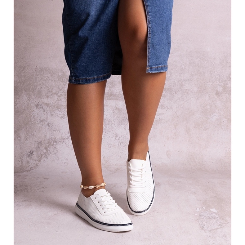 Vita och marinblå genombrutna Biserka sneakers 1