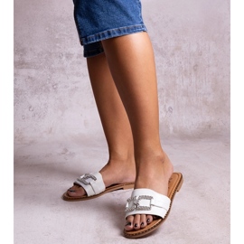 Vita flipflops med dekorativt spänne från Rochaela 1