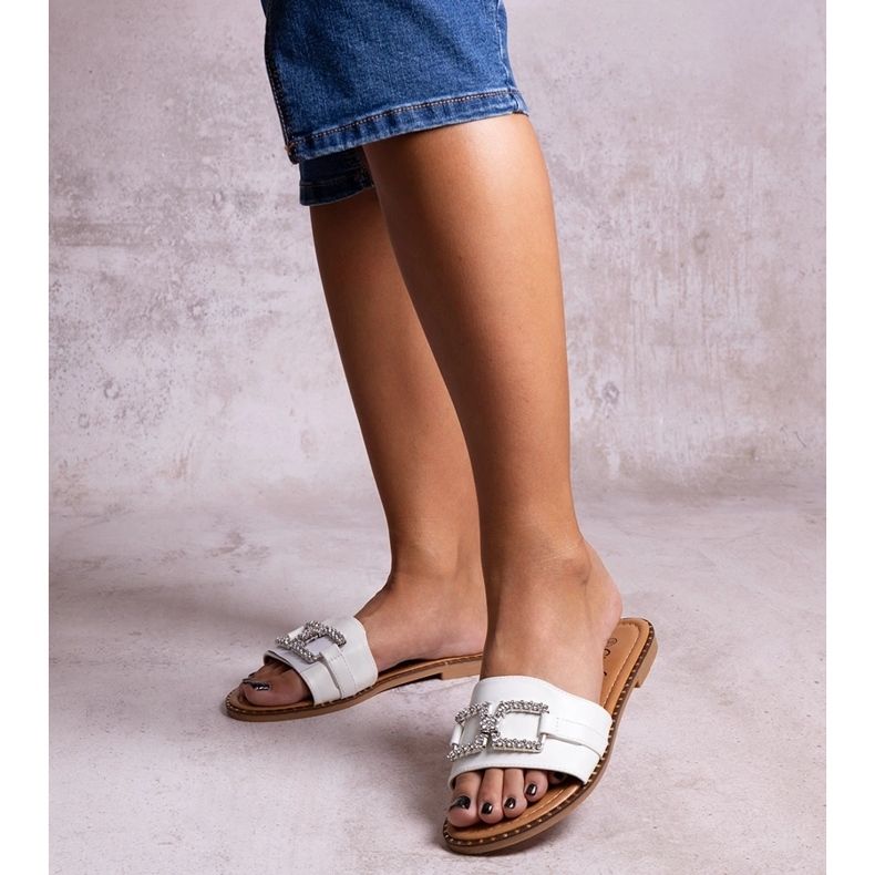 Vita flipflops med dekorativt spänne från Rochaela 1