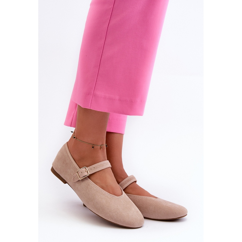 Beige Anlofi Ballet Flats gjorda av ekomocka som fästs med ett spänne 1