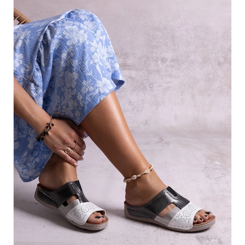 Vita och svarta blanka Saminar flip-flops 1