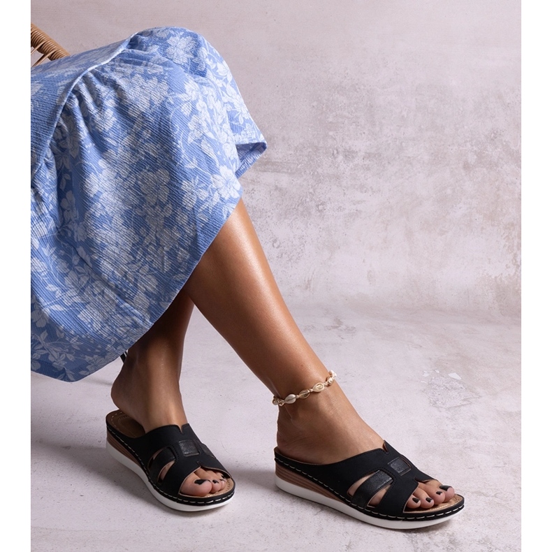 Svarta lätta tofflor med låg kil från Mifsuda 1