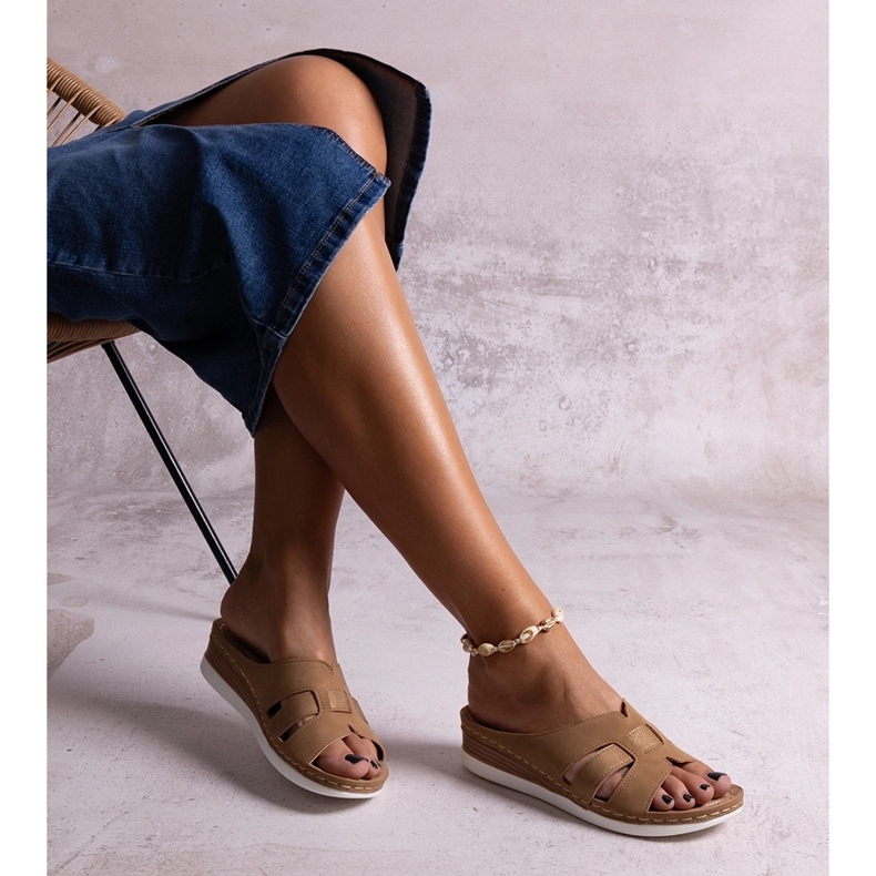 Bruna ljusa mulor med låg kil från Mifsuda 1