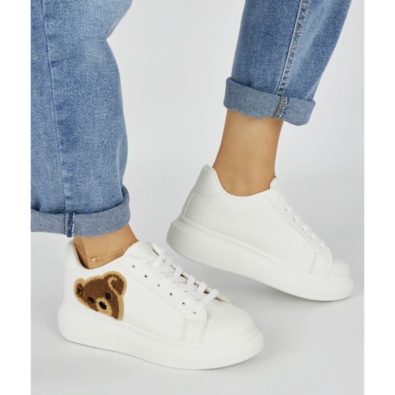 Vita damsportskor med en nallebjörn 2