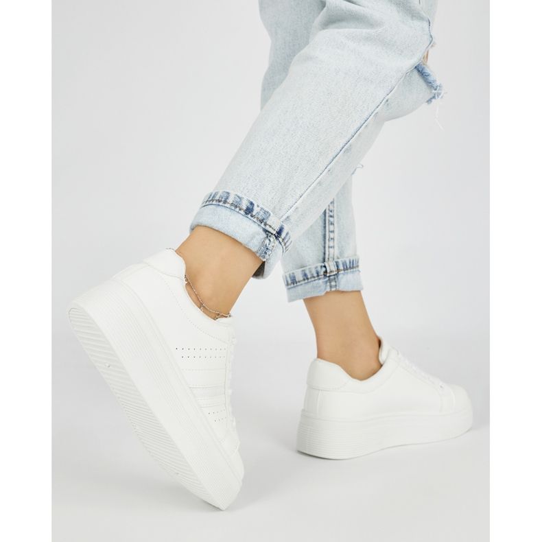 Vita sportsneakers på plattformen 2