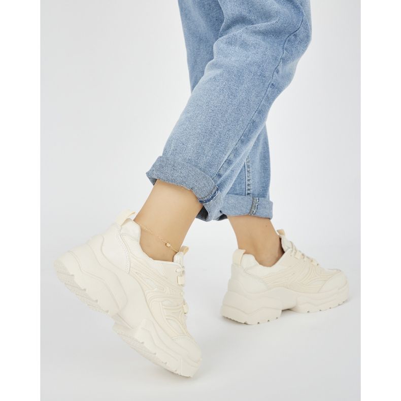 Krämfärgade sneakers med tjock sula beige 2