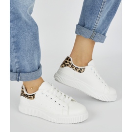 Vita damsneakers med leopardmönster 2